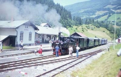 298.25 hat Krimml erreicht, die Reisenden verlassen den Zug in Richtung Krimmler Wasserfälle.
Schlüsselwörter: Pinzgaubahn , 298 , 25 , Krimml