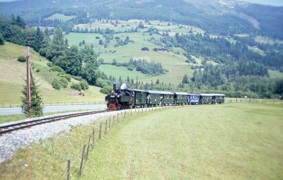 298.25 erreicht in Kürze den Endbahnhof der Pinzgaubahn, Krimml.
Schlüsselwörter: Pinzgaubahn , 298 , 25 , Krimml