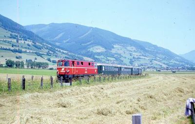 Nahe Walchen ist die 2095.02 mit R 5088 nach Krimml unterwegs.
Schlüsselwörter: Pinzgaubahn , 2095 , 02 , Walchen