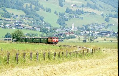 Nahe Walchen ist die 2095.02 mit R 5088 nach Krimml unterwegs.
Schlüsselwörter: Pinzgaubahn , 2095 , 02 , Walchen