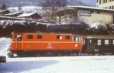 Warum ich ausgerechnet im März 1983 in Zell am See war, weiß ich heute nicht mehr. Die 2092.02 hab ich aber ziemlich sicher aus dem Zugfenster fotografiert, also bin ich nur durchgefahren
Schlüsselwörter: Pinzgaubahn , 2095 , 02 , Zell am See