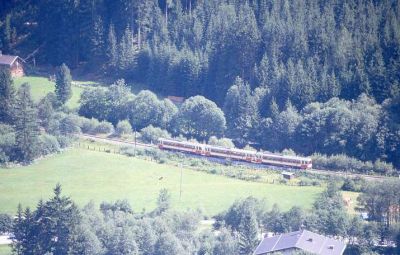 Nahe Krimml ist R 5091, 3-fach 5090, nach Zell am See unterwegs.
Schlüsselwörter: Pinzgaubahn , 5090 , 3 , Krimml