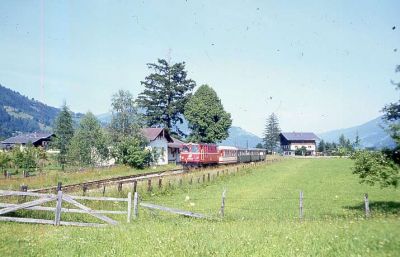 R 5090 nach Krimml, mit 2095.004 bei Fürth.
Schlüsselwörter: Pinzgaubahn , 2095 , 004 , Fürth