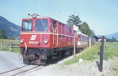 R 5090 nach Krimml, mit 2095.004 bei Fürth.
Schlüsselwörter: Pinzgaubahn , 2095 , 004 , Fürth