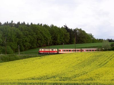 1099 002 bei der Matzersdorferbrücke
1099 002 fährt mit ihrem rein in Jaffa gehaltenen Zug in Richtung St. Pölten.
Schlüsselwörter: 1099 002 , 1099 , Matzerdorferbrücke , Mariazellerbahn , Talstrecke