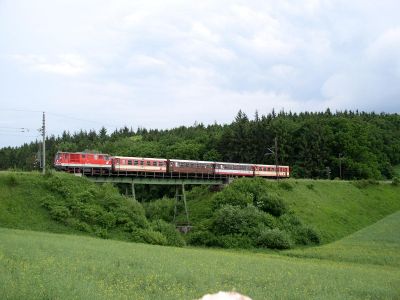 2095 013 auf der Matzersdorfer- Brücke
Am 22. Mai 2004 war 2095 013 mit einem Sonderzug, anlässlich der Völkerwallfahrt, auf der Matzersdorfer-Brücke in Richtung St. Pölten unterwegs.
Schlüsselwörter: 2095 , Mariazellerbahn , Talstrecke , Matzersdorfer-brücke