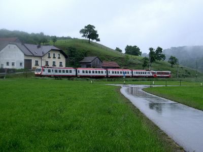 Triebwagen 4090 und 5090 bei Hofstetten-Grünau
Anlässlich der Wallfahrt der Völker verkehrte am 22.05.2004 eine vierteilige Zusammenstellung des 4090 zusammen mit einem 5090 als Sonderzug nach Mariazell. Hier kurz nach Hofstetten-Grünau festgehalten.
Schlüsselwörter: 4090 , 5090 , Triebwagen , Dieseltriebwagen , Mariazellerbahn , Talstrecke , Hofstetten