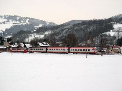 4090 und 5090 bei Kirchberg a/d Pielach
Ein dreiteiliger Triebwagen 4090 und ein Dieseltriebwagen 5090 kurz vor Kirchberg a/d Pielach in Richtung St. Pölten fahrend.
Schlüsselwörter: 4090 , 5090 , Mariazellerbahn , Kirchberg , Pielach , Dieseltriebwagen , Triebwagen , Talstrecke