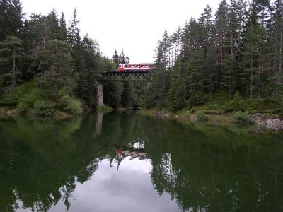 5090 auf der Eselgrabenbrücke
Ein Dieseltriebwagen der Reihe 5090 überquert gerade die Eselgrabenbrücke kurz vor Mitterbach.
Schlüsselwörter: 5090 , Mariazellerbahn , Bergstrecke , Mitterbach , Eselgrabenbrücke