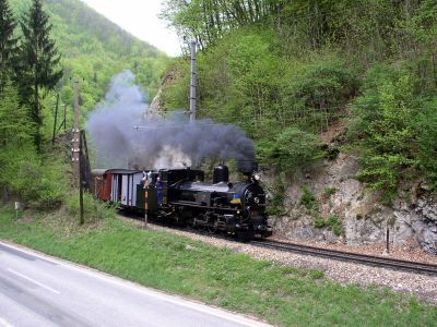 Mh6 bei der Ausfahrt aus Schwarzenbach a/d Pielach
Am 2. Mai 2004 fuhr die Dampflok Mh6 mit dem Panoramic 760 Nostalgie nach Mariazell. Hier bei der Ausfahrt aus Schwarzenbach a/d Pielach. 
Schlüsselwörter: Mh6 , 399 , Schwarzenbach , Mariazellerbahn , Panoramic 760 , Panoramic , Talstrecke