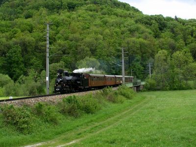 Mh6 bei Steinklamm
Dampflok Mh6 mit Panoramic 760 auf der Pielachbrücke kurz vor Steinklamm. Sie fuhr an diesem Tag anlässlich des Schmalspurfestivals nur bis Kirchberg a/d Pielach.
Schlüsselwörter: Mariazellerbahn , Steinklamm , Talstrecke , Dampflok , Mh6 , 399 , Panoramic , Panoramic 760 , Nostalgie