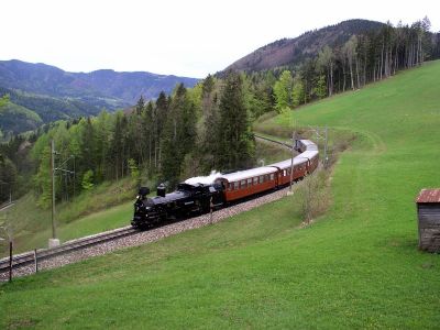 Mh6 kurz vor Winterbach
Panoramic 760 Nostalgie mit der Dampflok Mh6 fährt kurz vor Winterbach in Richtung Laubenbachmühle.
Schlüsselwörter: Winterbach , Panoramic , Panoramic 760 , Mariazellerbahn , Bergstrecke , Mh6 , 399 , Dampflok