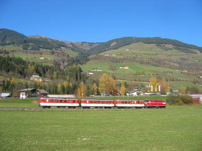 Vs 73 mit "Stromlinienwagen" zwischen Mittersill und Burk
die Vs 73 mit einem der Jubiläumssonderzüge zu " 50 jahre 2095er " zwischen Mittersill und Burk Richtung Zell am See fahrend.
