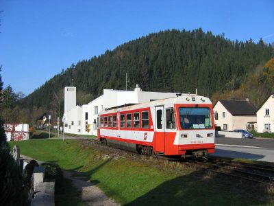 5090.012 vor Feuerwehrhaus Ybbssitz
5090.012 verlässt am Vormittag des 4.11.2008 den Bahnhof Ybbsitz.
