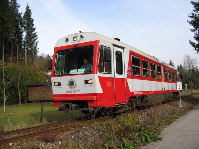 5090.011 bei der Ausfahrt aus dem Bahnhof Ybbssitz
5090.011 fährt am Nachmittag des 4.11.2008 aus dem Bahnhof Ybbsitz aus.
