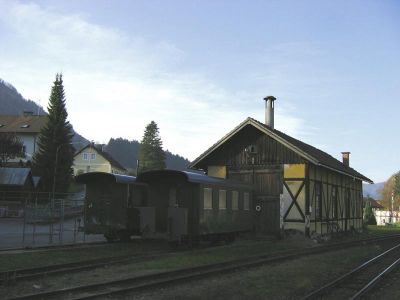 Zwei Zweiachser am 4.11.2008 vor dem ehemaligen Heizhaus Ybbsitz
Zwei frisch aufgearbeitete Zweiachser am 4.11.2008 vor dem ehemaligen Heizhaus in Ybbsitz.
