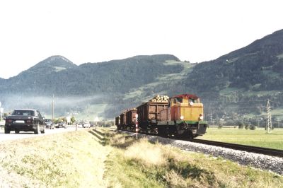 VL 23 mit Rollschemelzug bei Gaggering
Die von den Steiermärkischen Landesbahnen entliehene VL 23 zieht am Vormittag des 3.10.2002 einen Rollschemelzug bei Gaggering Richtung Fügen .
Schlüsselwörter: Vl , 23 , Stlb