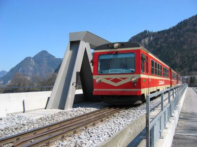 Steuerwagenzug auf der neuen Rotholzer Innbrücke
Steuerwagenzug der Zillertalbahn am 8.4.2006 auf der neuen Innbrücke bei Rotholz.
