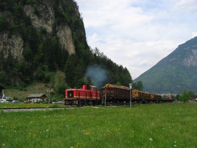 D8 mit Rollschemelzug
D8 hat mit einem Rollschemelzug nach Fügen den Bahnhof Strass im Zillertal verlassen .
