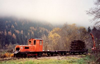 RT 3 kurz vor Seebach Thurnau
Die Waizer RT 3 führt am frühen Nachmittag des 4.11.2004 einen der letzten Züge die je den Bahnhof Seebach-Thurnau erreicht haben .

