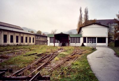 Werkstätte in Kapfenberg Landesbahn
Die ehemalige Werkstätte der Steiermärkischen Landesbahn in Kapfenberg .
Am 4.11.2004 liegen im Vorfeld noch einige Gleise.


