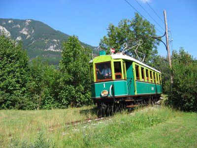 TW 1 Kurz vor Reichenau
TW 1 der Höllentalbahn wir von Payerbach kommend gleich den Bahnhof Reichenau  
 erreichen .
