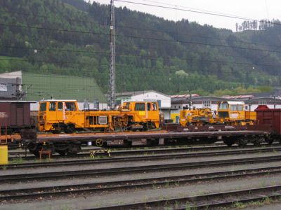 Swietelsky-Gleisstopfmaschinen in Hall in Tirol
Swietelsky-Junior ( hoffentlich werden die Strecken auf denen er fährt nie erwachsen , und eine weitere Stopfmaschine im Bahnhof Hall in Tirol .
Schlüsselwörter: Zillertalbahn