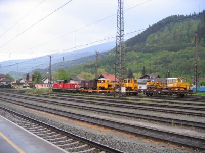 2068.27 mit G/s und Stopfzug
Nachdem die Stopfmaschinen in Jenbach ihre Arbeit getan haben werden sie vom Bahnhof Hall in Tirol aus in einen Güterzug nach St. Pölten eingereiht .
2068.27 verschiebt diesen Schmalpur-Stopfmaschinenzug .


Schlüsselwörter: Zillertalbahn