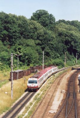 Die Wagenhalle
Die vierteilige Garnitur bestehend aus 4090.001 und 4090.002 passieren gerade das Gelände der ehemaligen Wagenhalle des Alpenbahnhofes in St.Pölten.


Schlüsselwörter: 4090 , 001 , 002 , Wagenhalle , St.Pölten , Alpenbahnhof