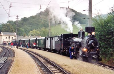 Mh.6 in Kirchberg
Anlässlich einer Fotofahrt im Jahr 2002 gelangt die Mh.6 mit ihrer Garnitur nach Kirchberg a. d. Pielach.
Schlüsselwörter: Mh.6 , Mh 6 , Kirchberg