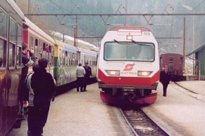 Zugkreuzung in der Laube
Einfahrt einer 4090-Garnitur in Laubenbachmühle, als Steuerwagen fungiert 6090.001.
Schlüsselwörter: 4090 , 6090 , 001 , Laubenbachmühle