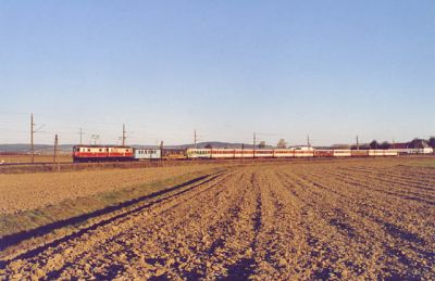 Doppeltraktion 1099
Doppeltraktion 1099 mit gut gefülltem Zug auf der langen Gerade vor Ober Grafendorf am Weg nach Mariazell.
Schlüsselwörter: 1099 , Doppel , Ober Grafendorf