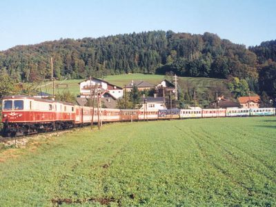 11.te Fahrt der Freunde der Mariazellerbahn
1099.014 und 1099.008 unmittelbar nach verlassen des Bahnhofs von Rabenstein.
Schlüsselwörter: 1099 , 014 , 008 , Rabenstein