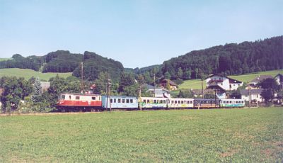 1099.016 mit ihrem "Tohuwabunti", so wird der bunte Zug der Mariazellerbahn unter Fotografen gerne genannt, in voller Fahrt bei Rabenstein nach passieren des Einfahrtsignals.
Schlüsselwörter: 1099 , 016 , Rabenstein