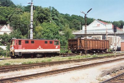 Verschub auf der Alm
Am 6.7.2001 holte 2095.006 einen auf zwei Rollwagen verladenenen 4.achsigen Normalspurwagen von einem auf der Alm ansässigen Schrotthändler ab und bringt in nun zur Umladeanlage.

Schlüsselwörter: 2095 , 006 , Alpenbahnhof