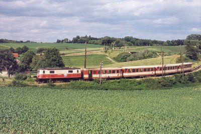 1099.016 bei Matzersdorf
Ein sortenreiner aus Wagen in der Jaffa-Lackierung gebildeter Zug, nach überqueren der Matzersdorfer Brücke, bespannt mit 1099.016.
Schlüsselwörter: 1099 , 016 , Völlerndorf , Matzersdorf