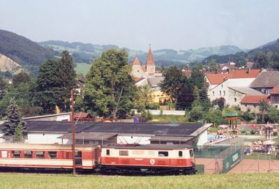 Rabenstein im Sommer
E 6815 ist heute mit 1099.011 bespannt und hat vor wenigen Minuten den Bahnhof Rabenstein verlassen und passiert soeben das Freizeitzentrum Rabenstein.
Schlüsselwörter: 1099 , 001 , Rabenstein