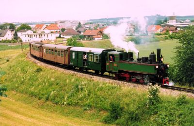 Yv.2
Auf Gastbesuch im Melker Alpenvorland befand sich zu Pfingsten 2003 die Yv.2 und bespannte einige Sonderzüge auf der Krumpe.
Schlüsselwörter: Pfingsten, 2003 , Yv 2 , Krumpe