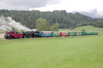 3fach-Traktion
Mehr unter:
[url]http://zoffi.net/modellbahn/murtalbahn05/Murtalbahnfest05.html[/url]
