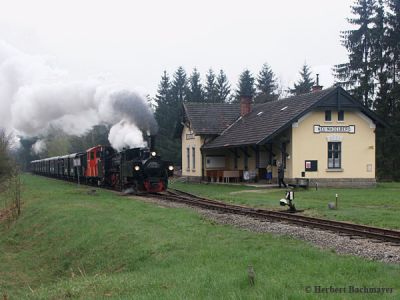 699.103 + 399.03 + 2091.07
Die Aufnahme zeigt den Zugverband bei der Durchfahrt im Bahnhof 
Neu Nagelberg, anlässlich "70 Jahre Baureihe 2091"

Schlüsselwörter: 699 , 103 , 399 , 03 , 2091 , 07