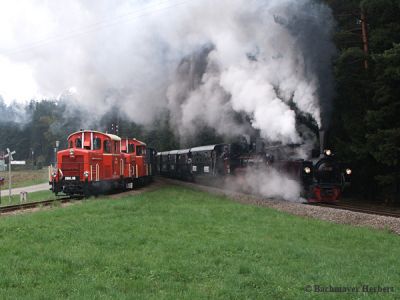 2091.09 + 2091.07 / 699.103 + 399.03
Die berühmte Doppelausfahrt von Alt Nagelberg. Richtung Heidenreichstein 2091.09 + 2091.07, Richtung Litschau 699.103 + 399.03. Aufgrund eines technischen Defektes an der 2091.07 blieb es an diesem Tag die einzige Doppelausfahrt mit vier Lokomotiven. Die 2091.07 wurde sofort nach der Scheinanfahrt zurück in den Bahnhof Alt Nagelberg gebracht, und wurde dort abgestellt.
Schlüsselwörter: 2091 , 09 , 07 , 699 , 103 , 399 , 03