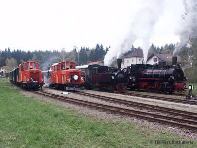 2091.09 + 2091.07 + 699.103 + 399.03
Fahzeugparade im Bhf. Alt Nagelberg
Schlüsselwörter: 2091 , 09 , 07 , 699 , 103 , 399 , 03