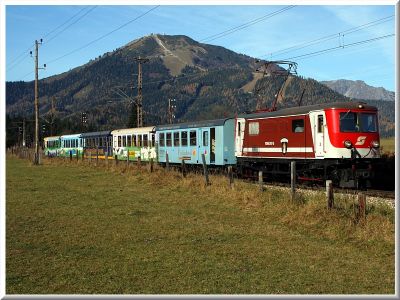 Der E 6837 kommt aus St. Pölten. 1099.007 und bunte Wagen....
Schlüsselwörter: 1099 , 007 , Mariazell