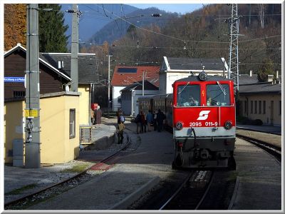 Kreuzung mit dem 6807 und dessen Zuglok 2095.011 in Kirchberg an der Pielach
Schlüsselwörter: 2095 , 011 , Kirchberg