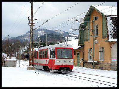 Vor dem markanten Bahnhofsgebäude von Loich hält der 5090.014. Leider wird dieses interessante Kleinod dem Verfall preisgegeben
Schlüsselwörter: 5090 , 014 , Loich