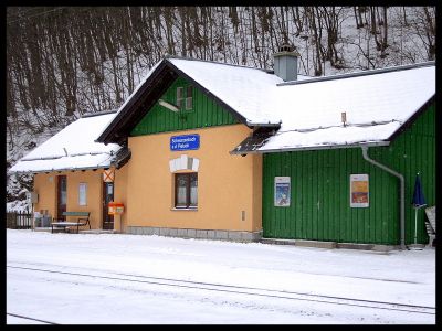 Schwarzenbach an der Pielach hat noch immer sein nettes Aufnahmegebäude.
Schlüsselwörter: Bahnhofsgebäude