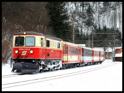 Endlich ein schöner Zug! Die 1099.010 Dulcinea mit dem R 6832. Das verschneite Laufwerk lässt erahnen, was sich auf der Bergstrecke abspielt
Schlüsselwörter: 1099 , 010 , Schwarzenbach