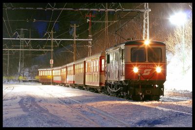 Das ist Eisenbahn-Weihnachten: Die 1099.013 ist mit dem R 6811 aus St. Pölten Hbf eingetroffen.
Schlüsselwörter: 1099 , 013 , Laubenbachmühle