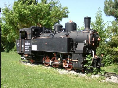 498.07
Die ÖBB 498.07 steht in Ober Grafendorf recht gut versteckt vor dem Clubhaus des örtlichen Eisenbahnersportvereines.
Schlüsselwörter: Mariazellerbahn , Ober Grafendorf , 498