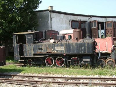 298.54
Von den 6 erhaltenen U der NÖLB sieht die 298.54 derzeit am schlimmsten aus - Änderungen dürfen aber erhofft werden. Die Lok zählt zum Bestand des Eisenbahnclub Mh.6 und wartet nebem dem Ringlokschuppen in Ober Grafendorf auf bessere Zeiten.
Schlüsselwörter: Mariazellerbahn , Ober Grafendorf , 298